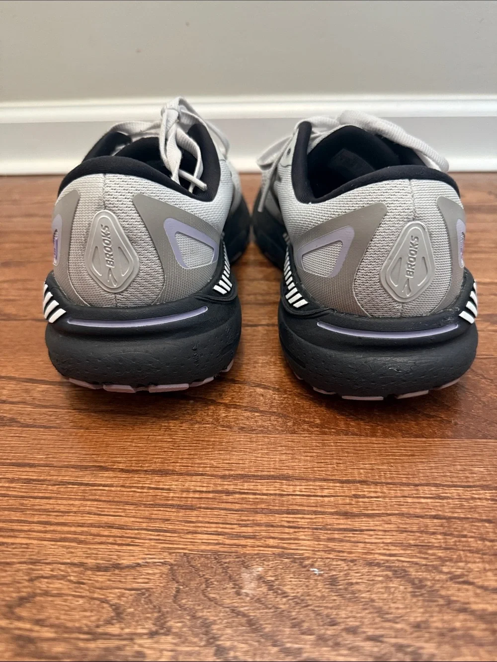 🏃🏼‍♀️ Brooks Running Shoes in Light Gray and Black with Purple Accents